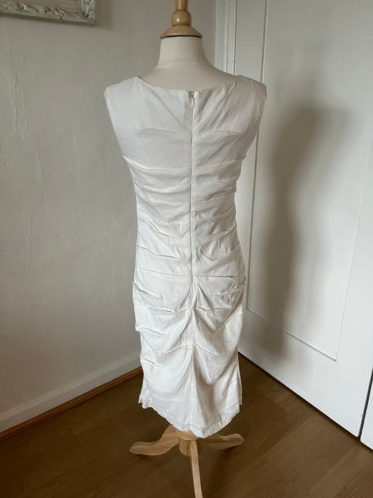 2000's Nicole Miller Sleeveless Knee - Length Cotton Dress on mannequin from behind