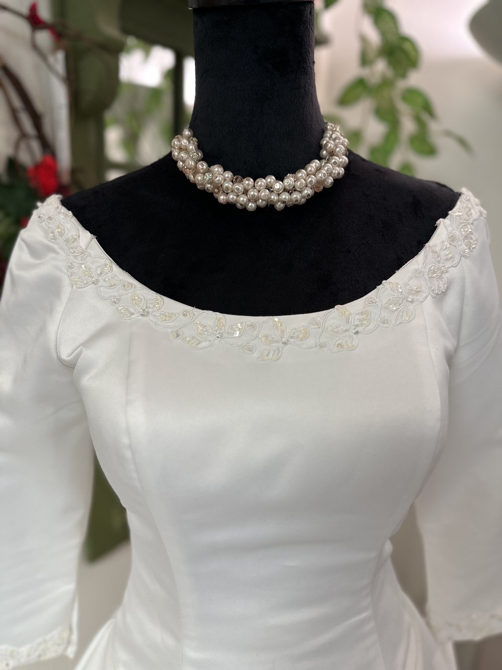 "Ivy" Retro White Gown on a black manakin with a necklace.
