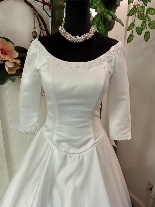 "Ivy" Retro White Gown on a black manakin with a necklace.